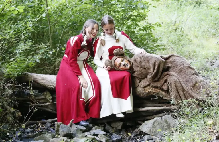 Schneeweißchen und Rosenrot – Titelbild